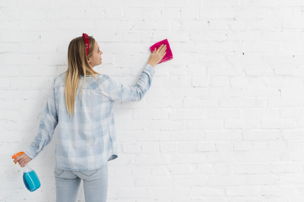 witte buitenmuur schoonmaken