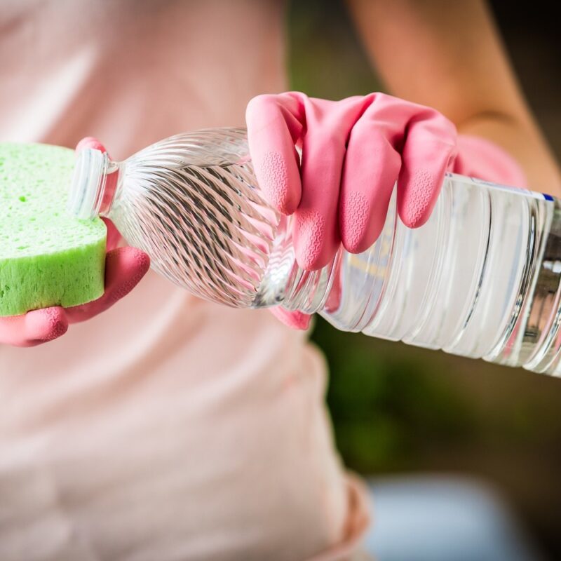 azijn op tuintegels schoonmaken