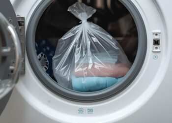 De onverwachte effecten van het toevoegen van een plastic zak aan je wasmachine