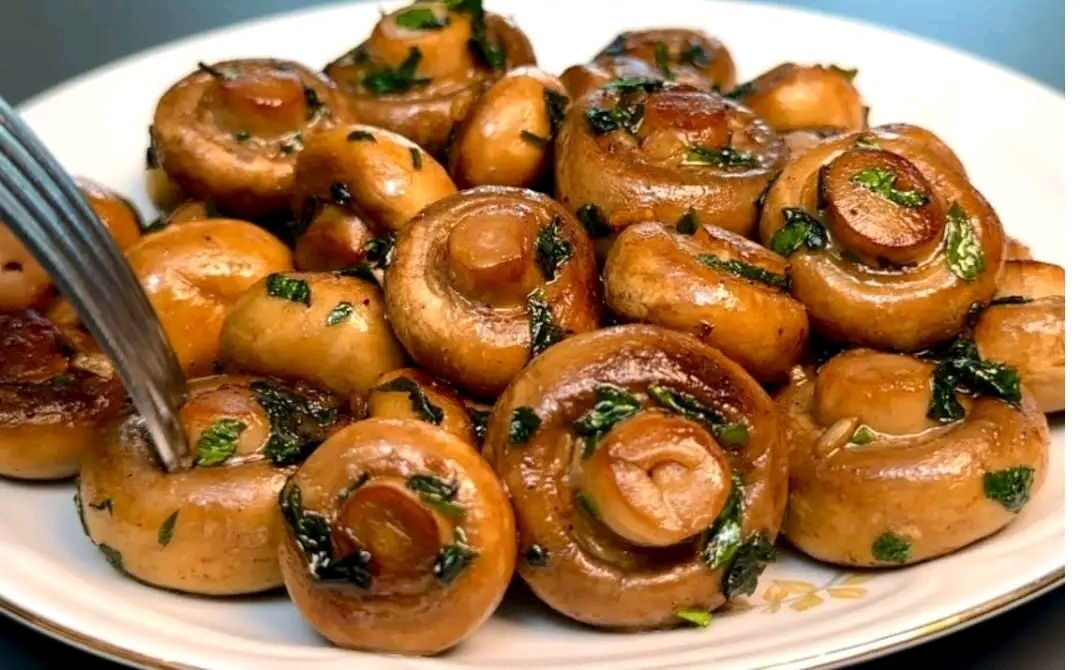 Heerlijk gebakken champignons met knoflook en verse kruiden