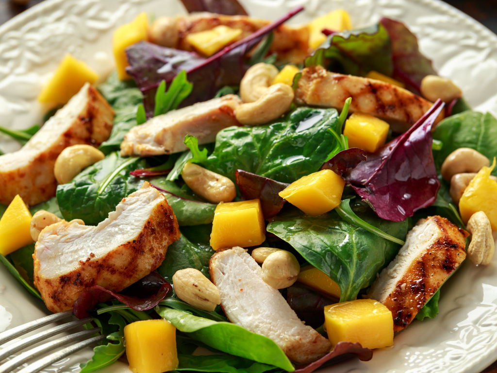 Dé salade voor warme dagen mango, kip en een dressing met agavesiroop