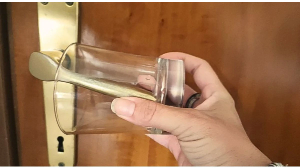 Steeds meer toeristen hangen een glas aan de deur ontdek hier waarom