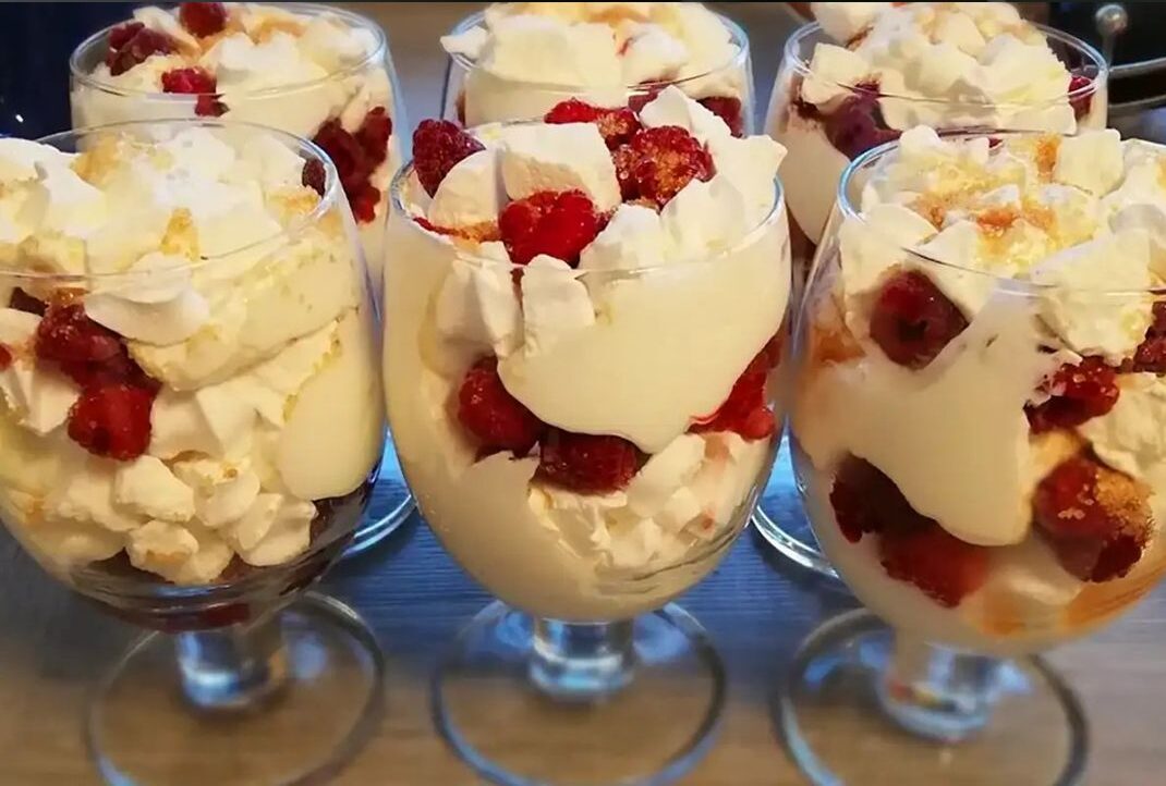 Sneeuwstorm in je glas romig kwarktoetje met witte chocolade en frambozen