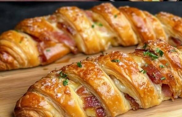 Deze hartige bladerdeeg twisters met spek en kaas staan in 25 minuten op tafel