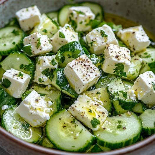 De ultieme verfrissing komkommer feta salade voor de warme dagen