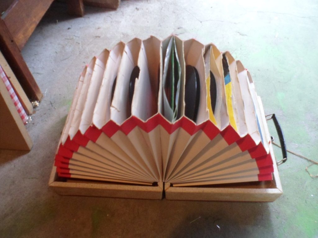 Weet jij nog wat er vroeger in de jaren 70 in dit opvallende koffertje zat