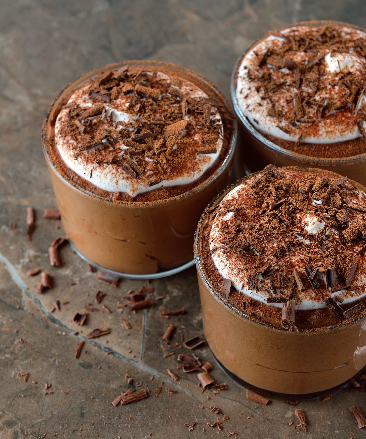 Verwen jezelf of je gasten met deze romige chocolademousse met choco krullen