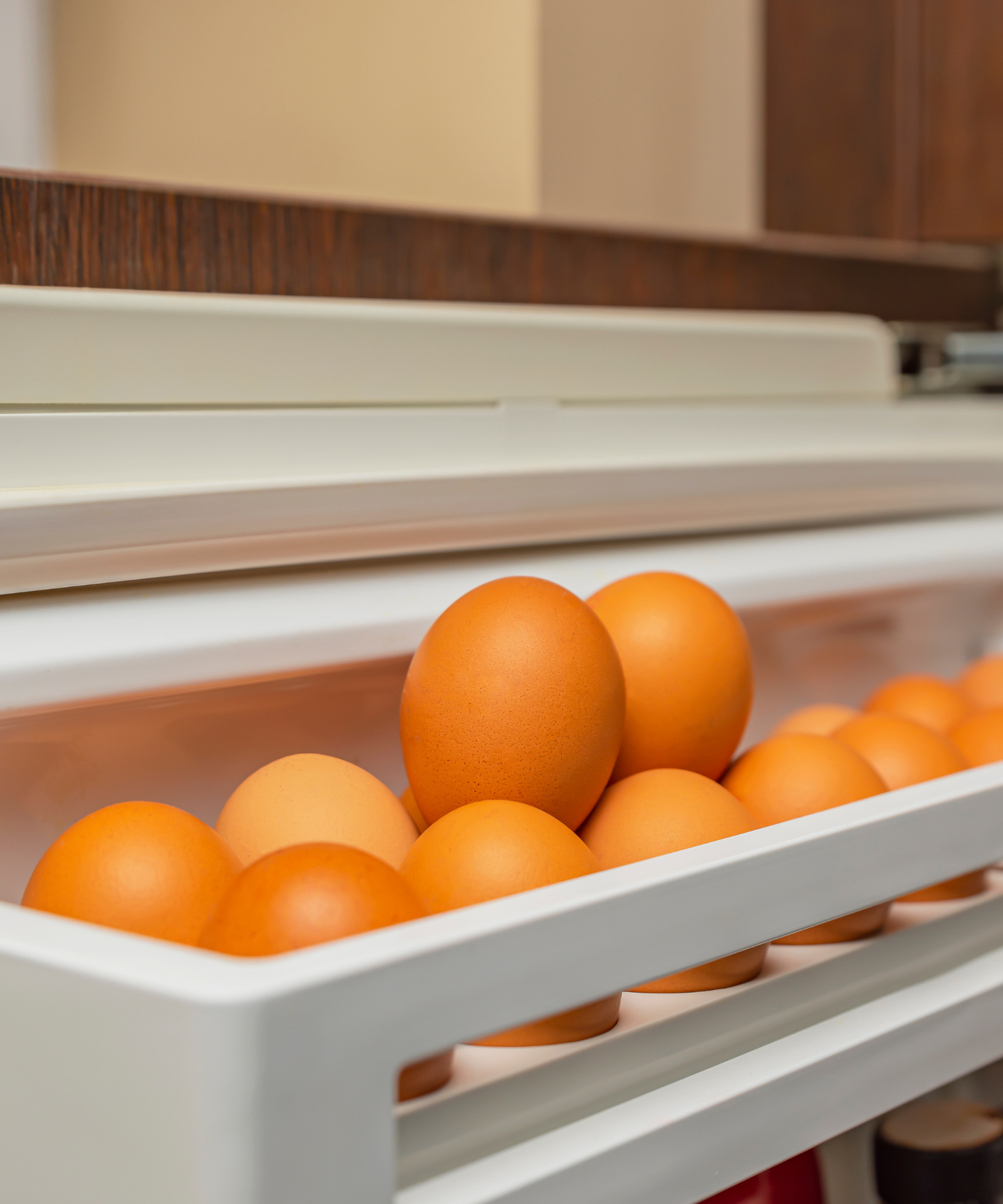 Dit is waarom experts willen dat je nooit meer eieren in de koelkastdeur legt