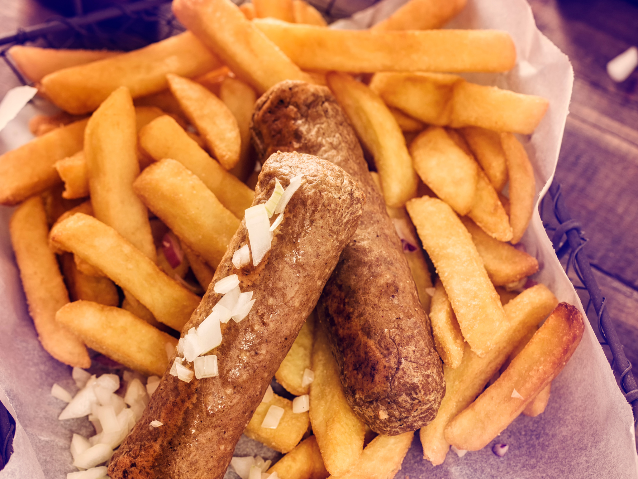 Wat gaat er nou écht in een frikandel? Wij hebben het antwoord