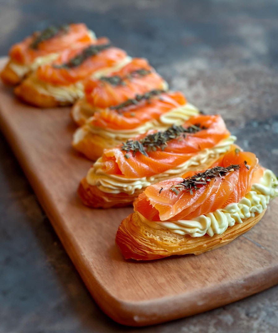 Zin in iets bijzonders probeer deze hartige zalm éclairs met romige kaas en bieslook
