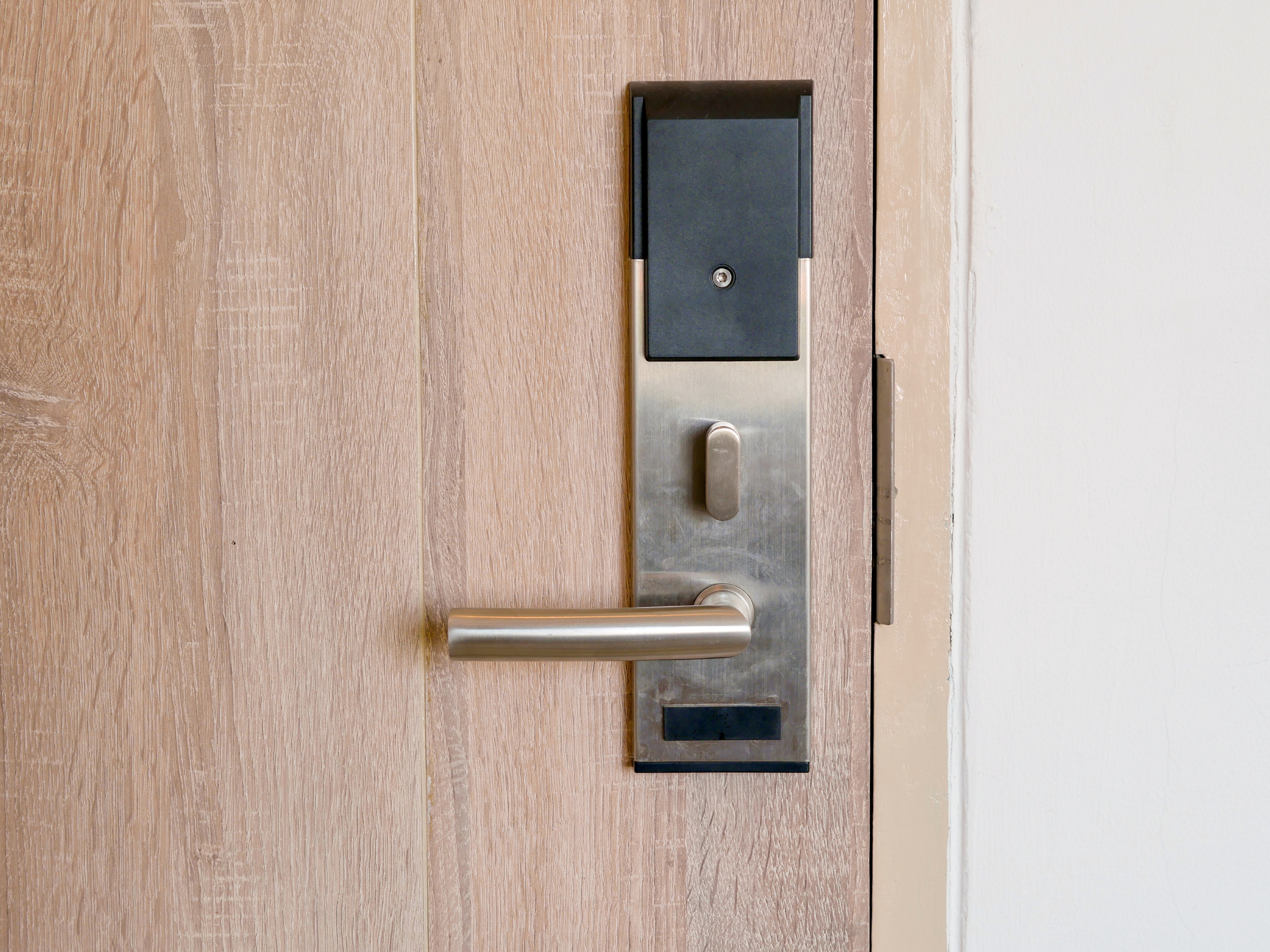 Steeds meer toeristen hangen een glas aan de deur ontdek hier waarom