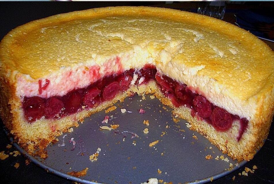 Deze kersenroomtaart staat binnen 5 minuten in de oven en smaakt precies zoals bij oma thuis