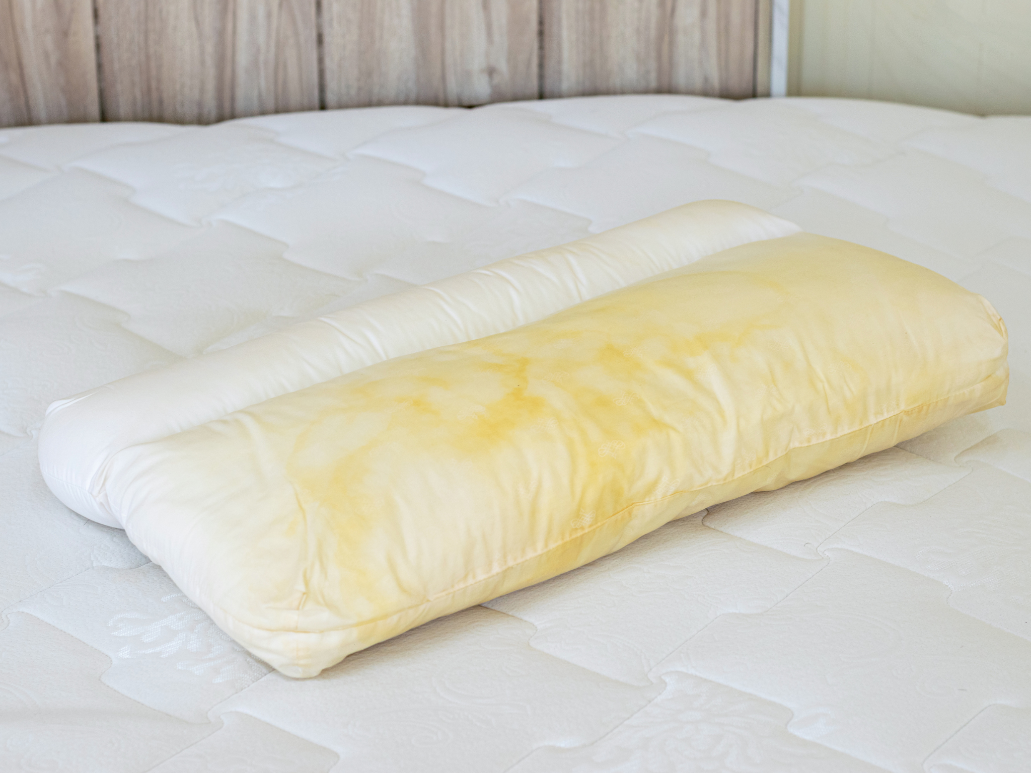 Binnen 10 minuten zo krijg jij je gele kussens weer stralend wit