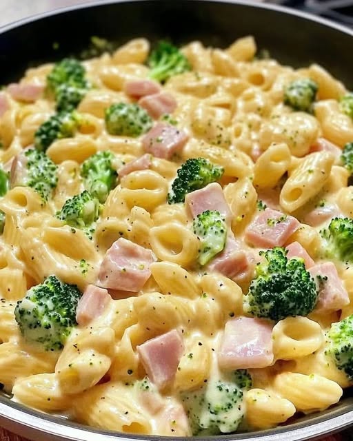 Romige pasta met ham broccoli en kaas klaar in 25 minuten perfect voor drukke avonden