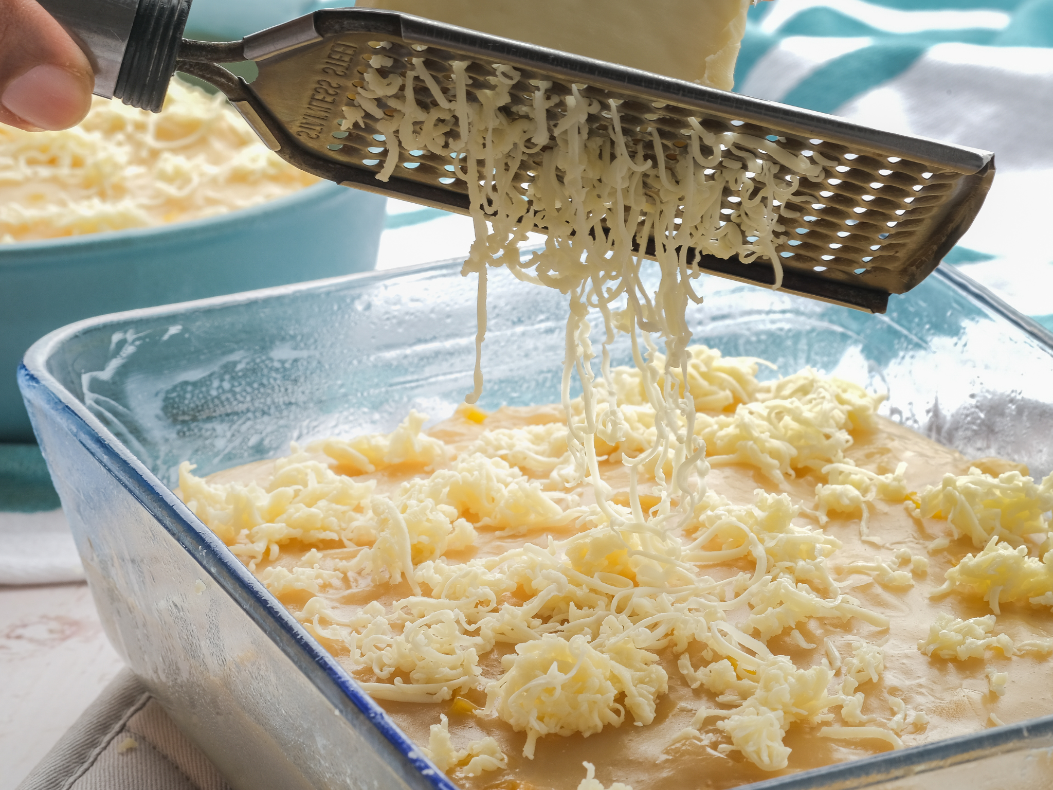 Waarschijnlijk gebruik je je kaasrasp al jaren verkeerd dit is hoe het wel moet