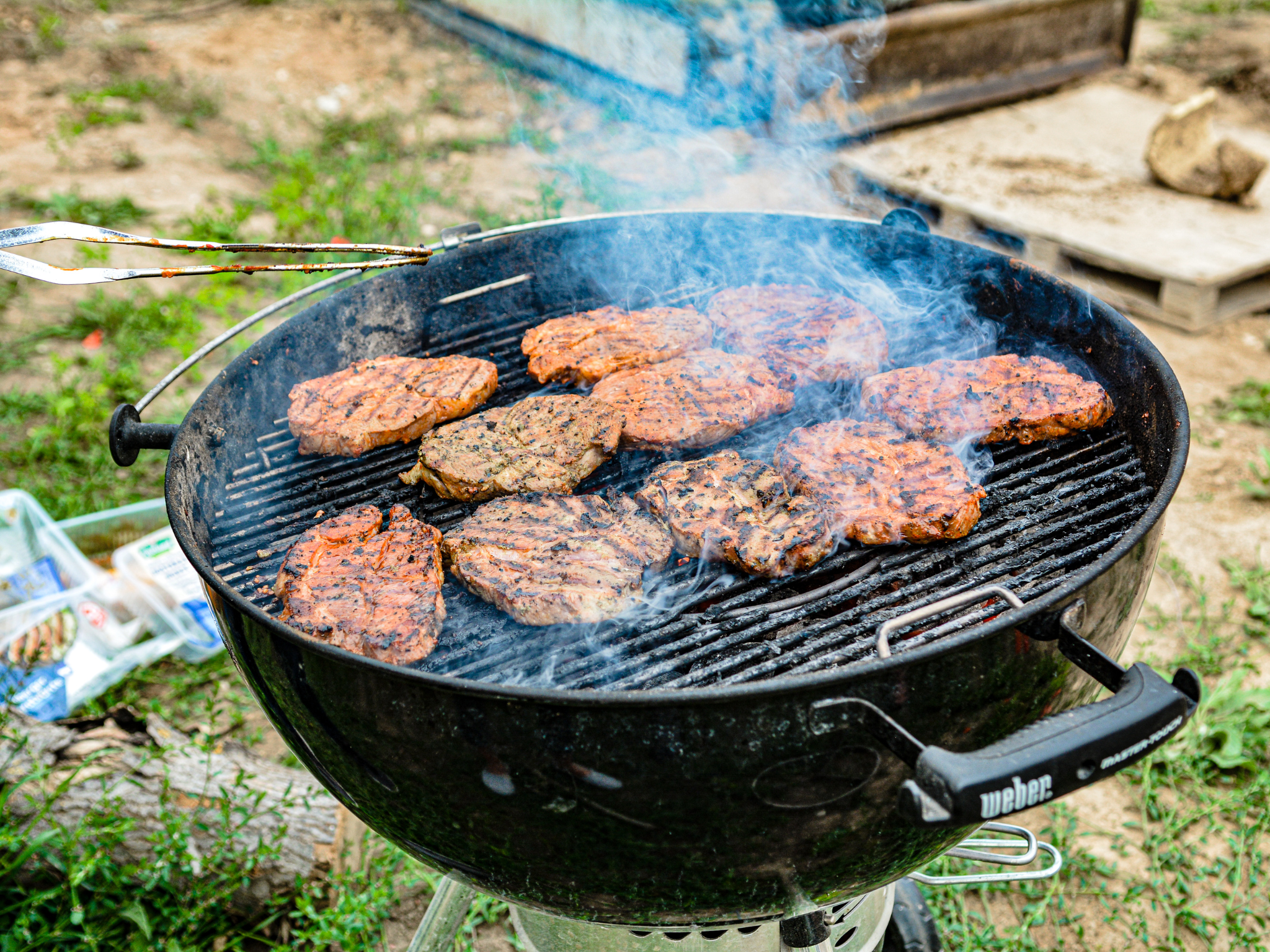 Binnen 5 minuten zo maak jij jouw BBQ rooster superschoon zonder schrobben