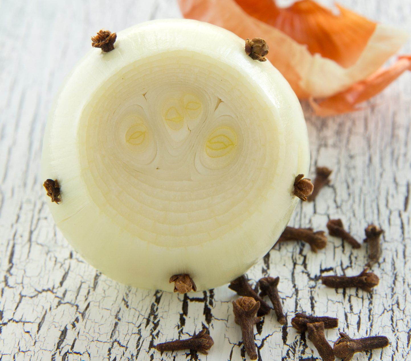 Dit is de reden waarom mijn oma altijd kruidnagels in een ui prikt