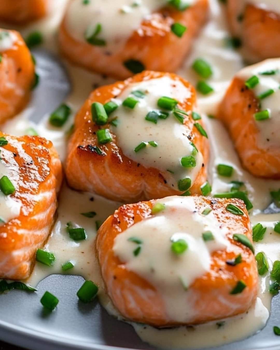 Zo maak je binnen 20 minuten perfecte zalm bites met knoflookroomsaus