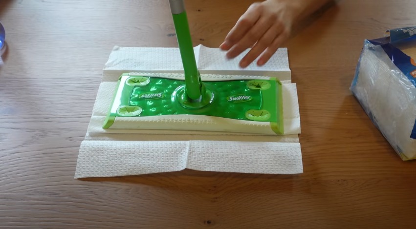 Waarom je na deze simpele truc nooit meer een vloerwisser nodig hebt