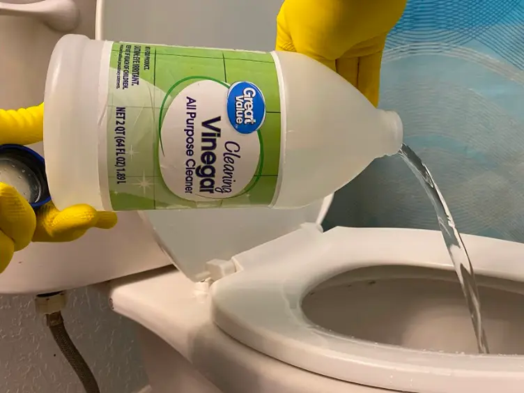 De verborgen schoonmaaktip die je toilet doet glanzen alsof het net nieuw is