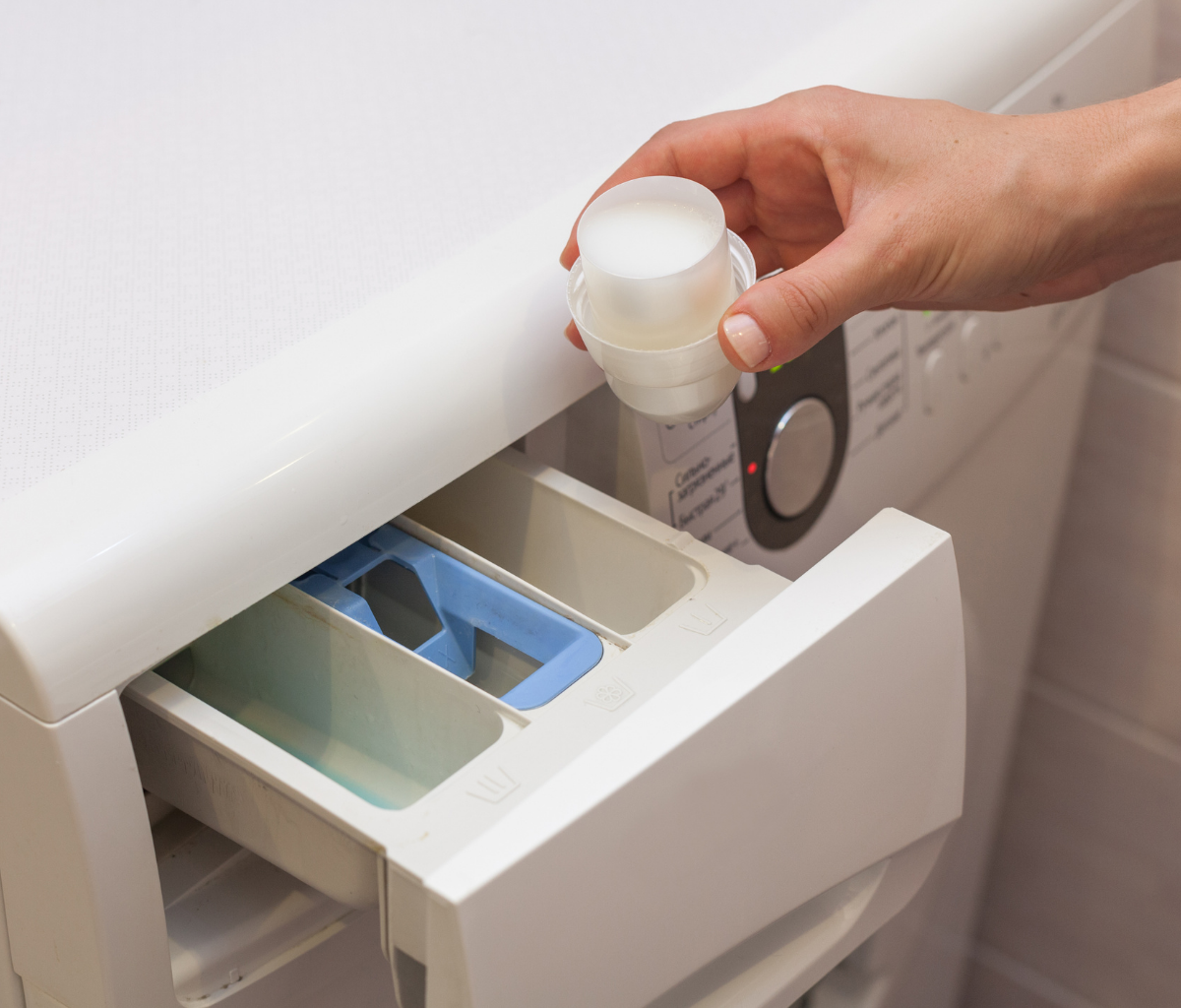 Zo simpel, zo effectief: de truc die je wasmachine weer als nieuw laat ruiken