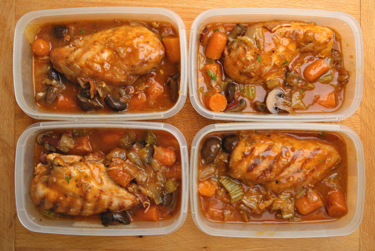 Zo haal je die oranje aanslag uit je plastic vershoudbakjes