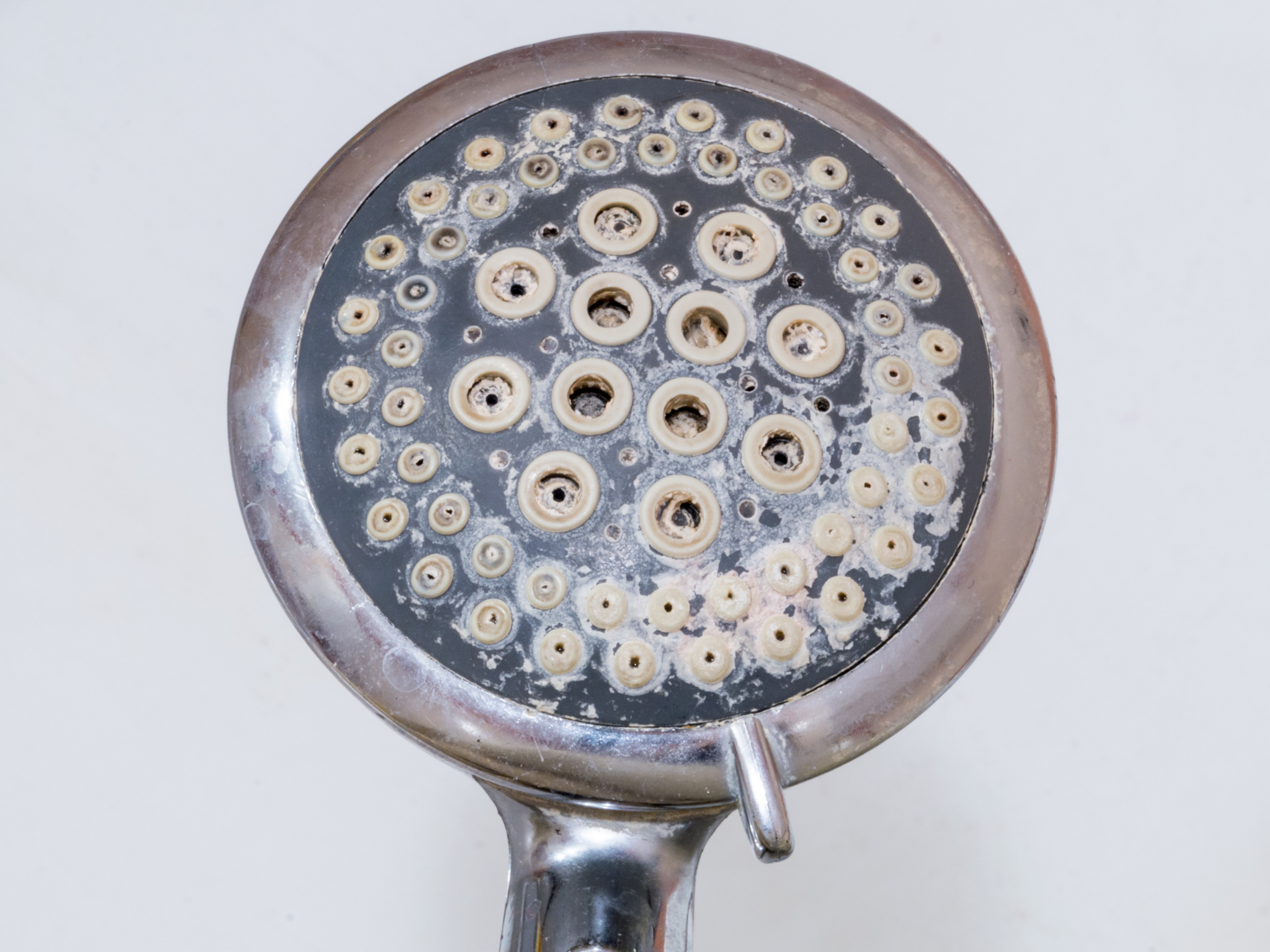 Ongelooflijk snel zo verwijder je hardnekkige kalkaanslag in slechts twee minuten