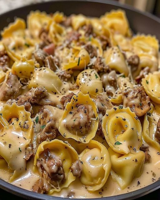 Cheesesteak Tortellini met romige Provolone saus klaar in 30 minuten