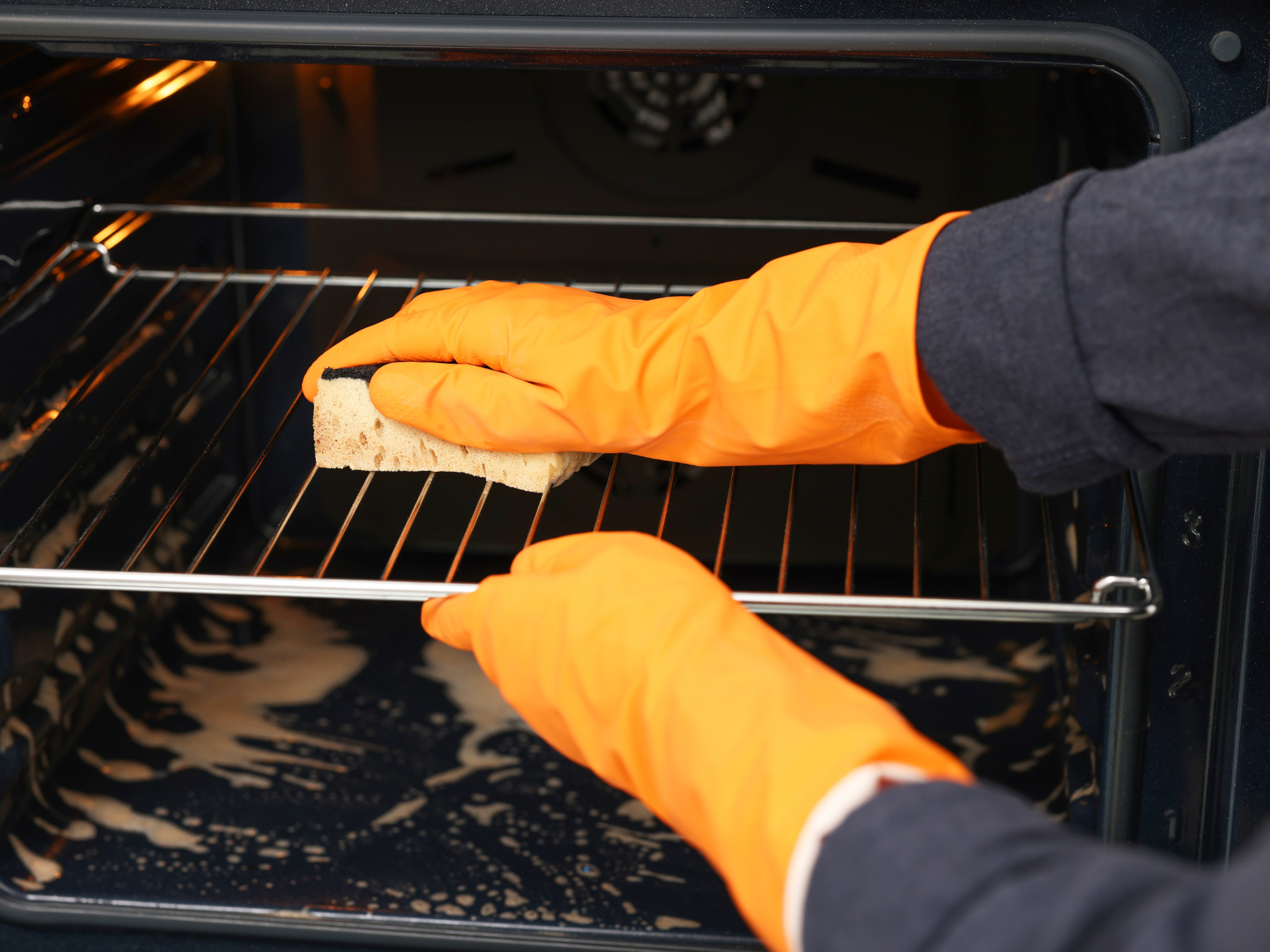 vergeet eindeloos schrobben: met deze methode maak je je ovenroosters razendsnel schoon