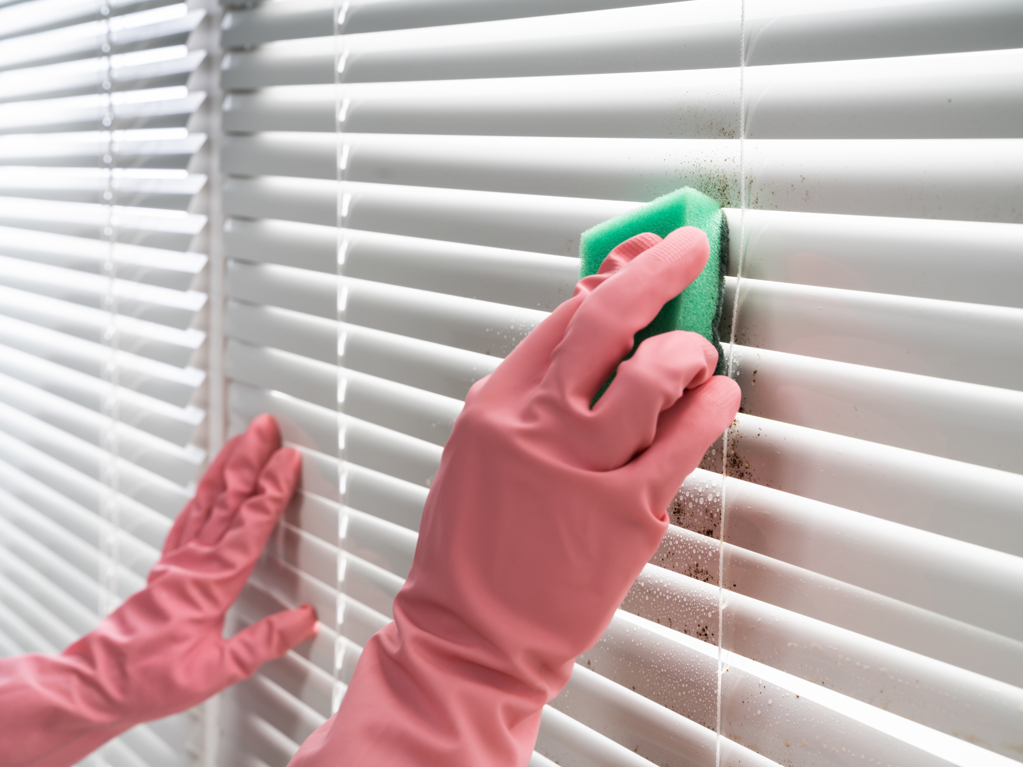 Met deze simpele truc zijn je jaloezieën binnen 5 minuten schoon