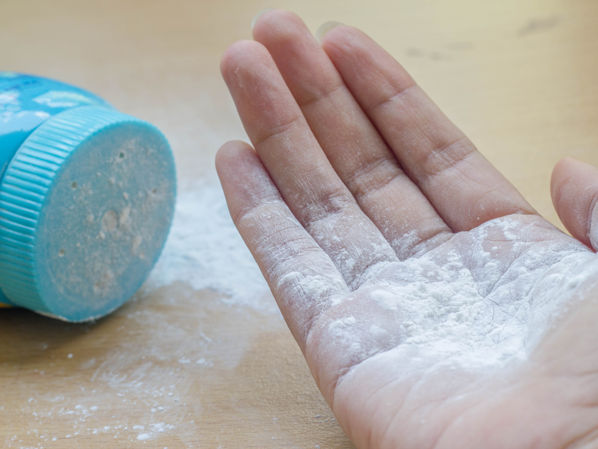 Zo gebruik je talkpoeder op manieren die je nooit had gedacht