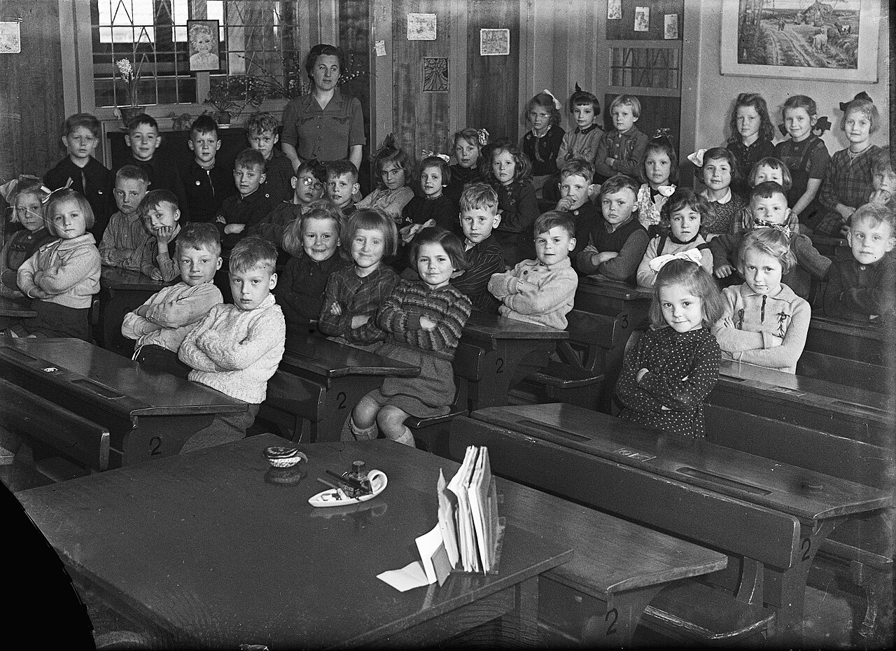 Heel herkenbaar voor vijftigplussers: Wat gebeurde hier in de klas?