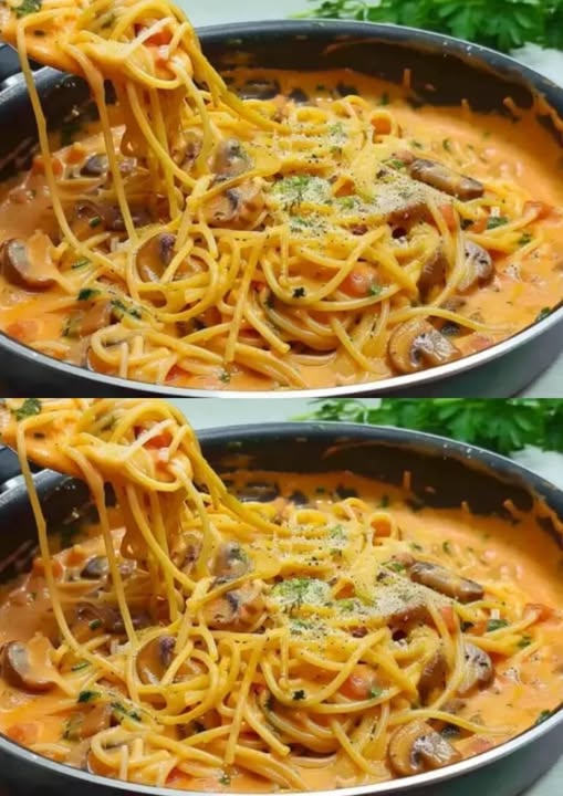 Drukke week? Zet in één pan deze heerlijke champignonpasta met Parmezaanse kaas op tafel