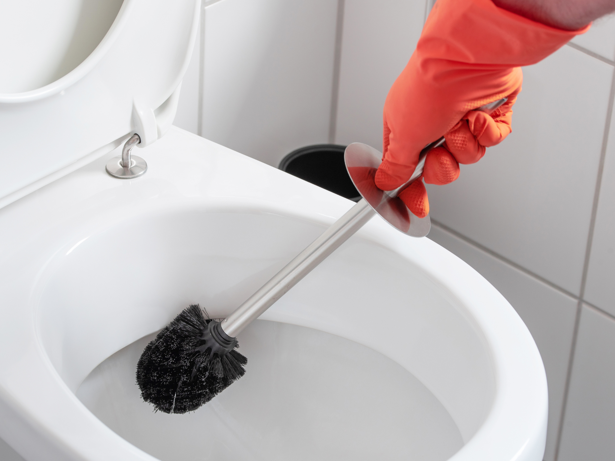 Iedereen doet het fout zo reinig je je wc borstel wél goed