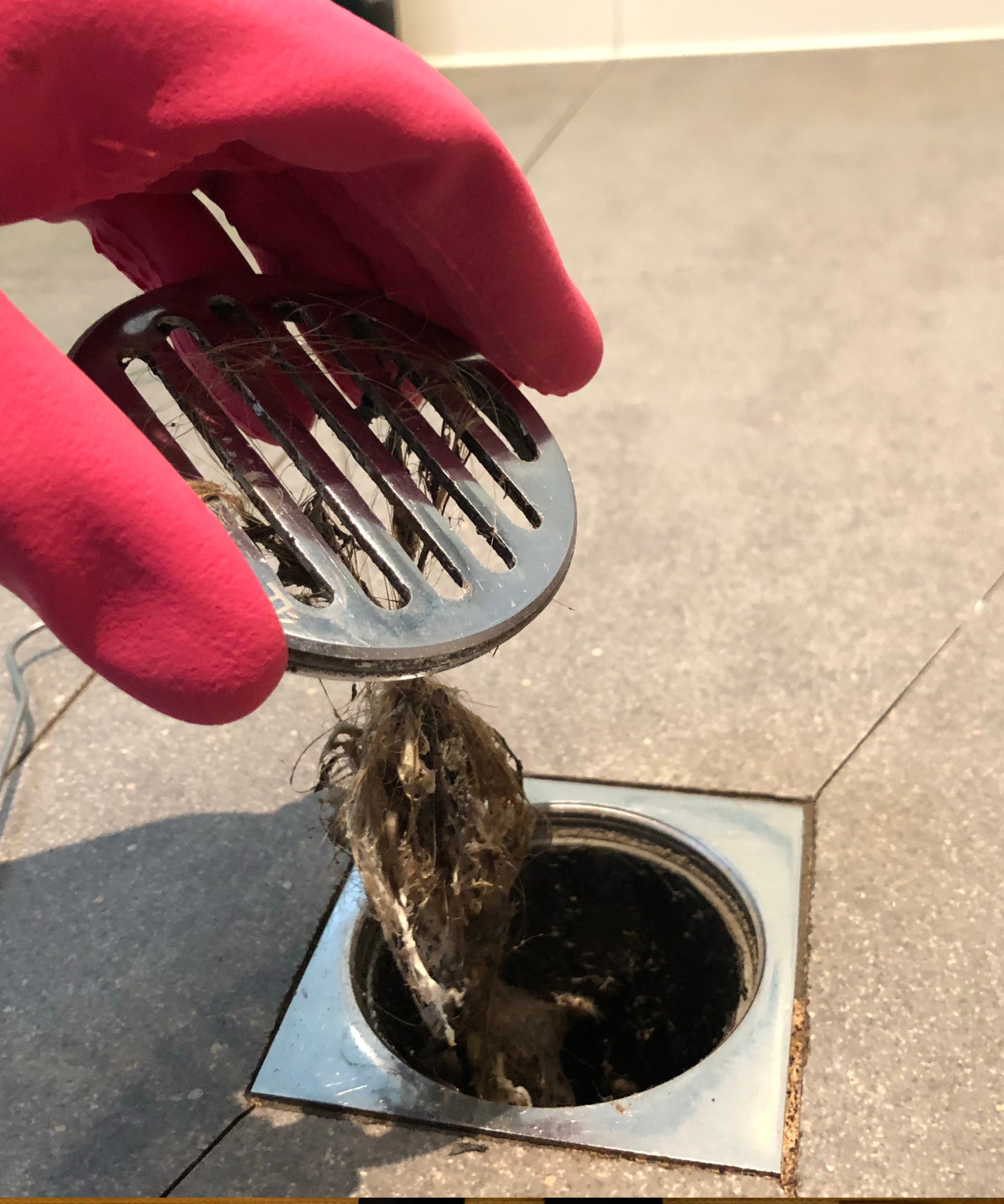 Binnen 60 seconden van een verstopte doucheput af zonder gedoe