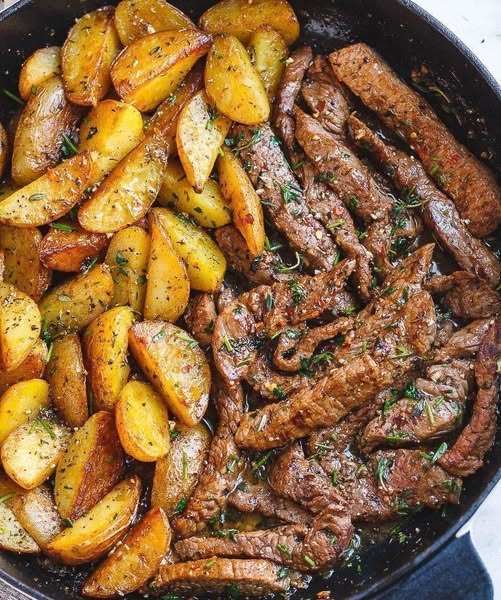 Binnen 30 minuten op tafel sappige steak met romige knoflookboter en goudbruine aardappeltjes