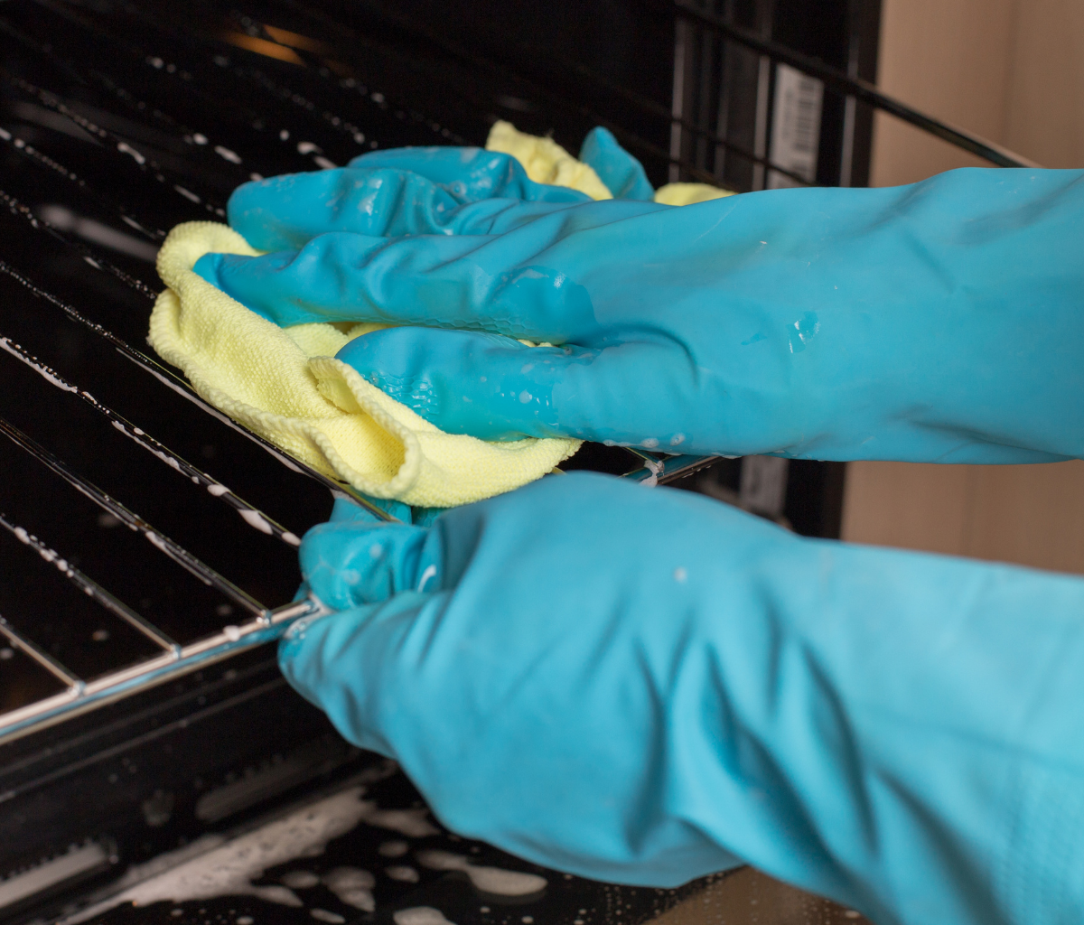 Ze stopte haar vieze ovenrekken in een vuilniszak. Wat er de volgende ochtend gebeurde is briljant!