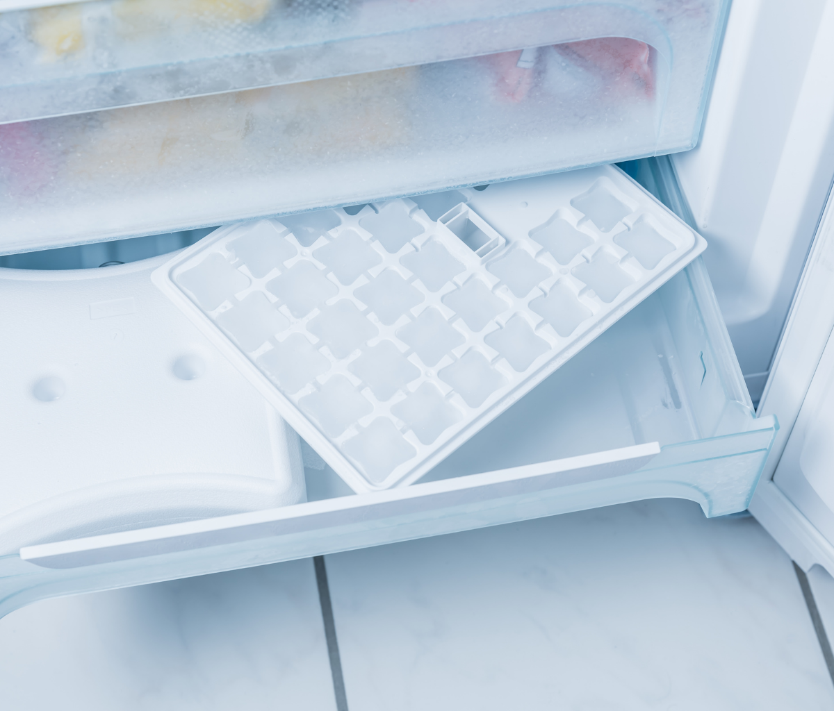 Zeg vaarwel tegen die dikke ijslaag in je vriezer in minder dan 20 minuten