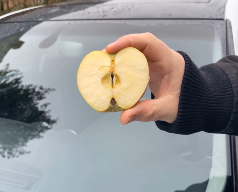 Waarom veel bestuurders een appel over hun autoruit smeren (en jij straks ook)