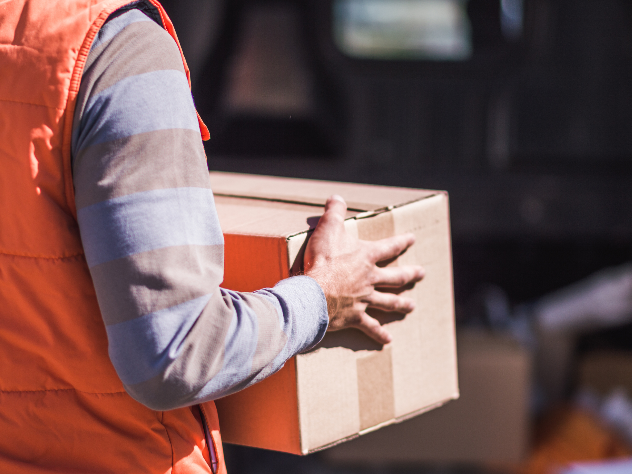 Niet thuis bij bezorgen van pakketje? Zo duur kan de boete zijn