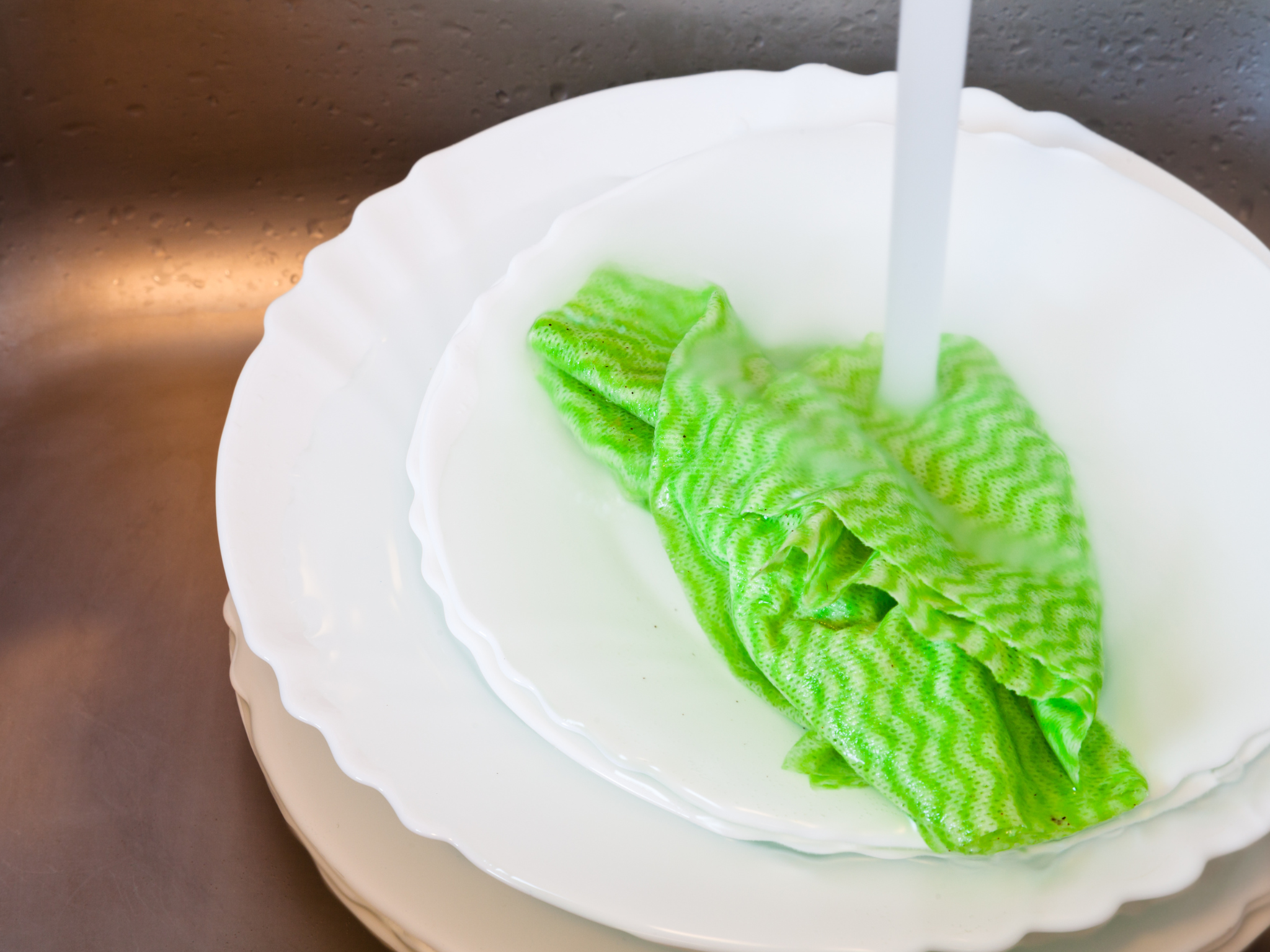 Leg nooit meer een natte doek over de kraan om deze redenen