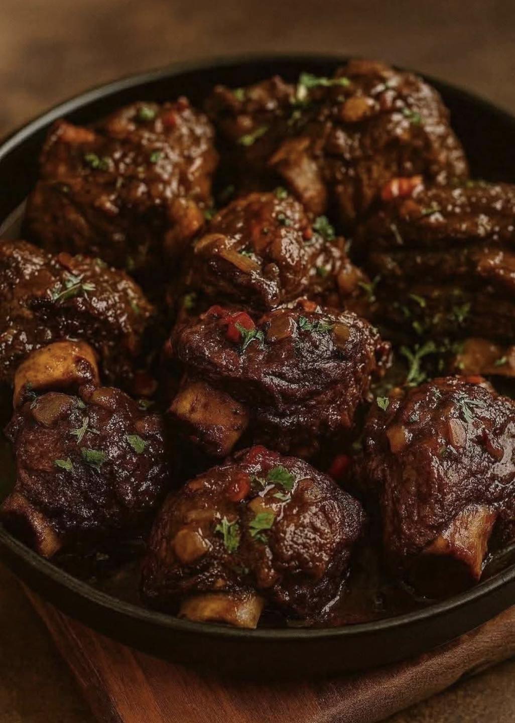 Langzaam gegaarde ossenstaartjes met wortel, ui en tijm perfect voor koude dagen