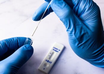 BIZAR: wat artsen jarenlang verzwijgen over de coronaprik, blijkt nu tóch waar te zijn