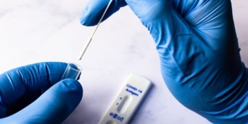 BIZAR: wat artsen jarenlang verzwijgen over de coronaprik, blijkt nu tóch waar te zijn