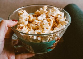 Waarom je je kind jonger dan 6 jaar echt nooit popcorn moet geven