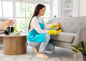 Snel je bank schoon? Met deze simpele middeltjes verdwijnen vlekken direct