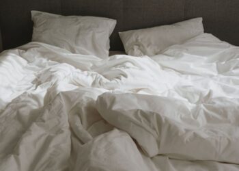 Dit is waarom je ’s ochtends nooit gelijk je bed moet opmaken