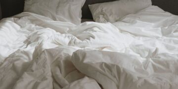 Dit is waarom je ’s ochtends nooit gelijk je bed moet opmaken