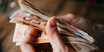 Let op! Bij deze bedrijven betaal je binnenkort alleen nog met pin