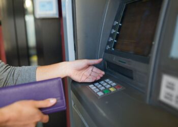 Let op! Bij deze bedrijven betaal je binnenkort alleen nog met pin